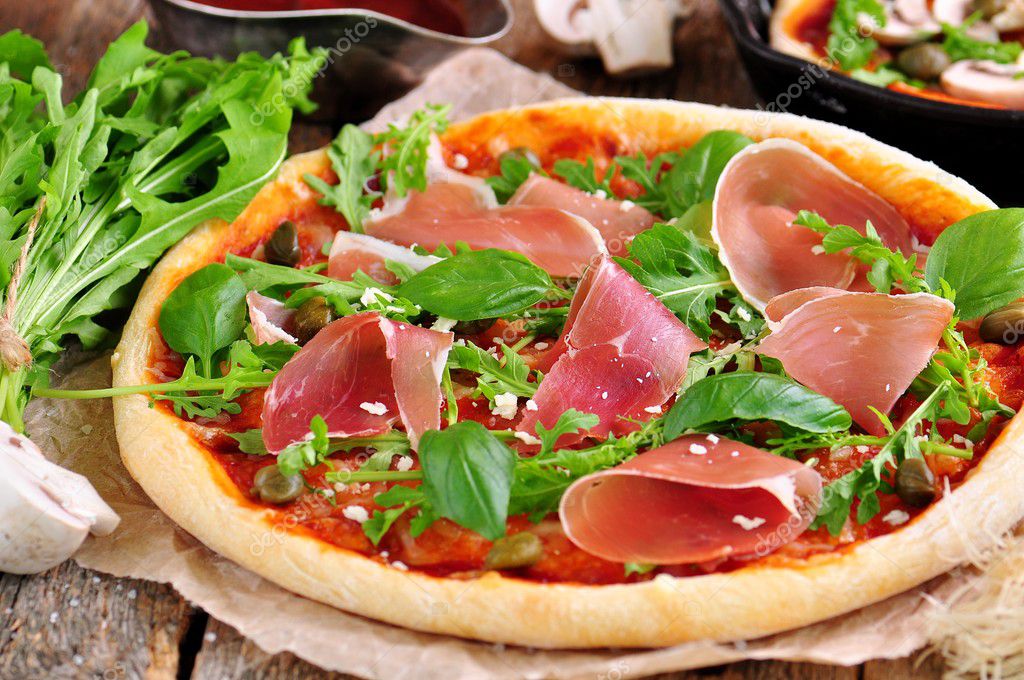 Hausgemachte Pizza mit Tomatensauce, Mozzarella, Bio-Rucola ...