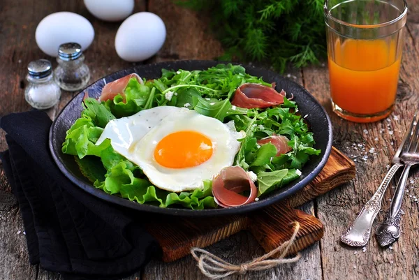 Ou prăjit cu salată verde, arugula, parmezan și gem. Alimente rustice . — Fotografie, imagine de stoc