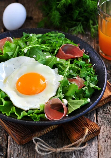 Ou prăjit cu salată verde, arugula, parmezan și gem. Alimente rustice . — Fotografie, imagine de stoc