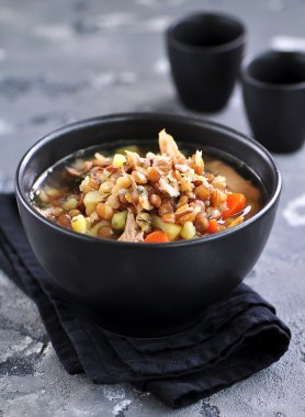 Mercimek çorba, tavuk eti, patates, havuç ve dereotu.