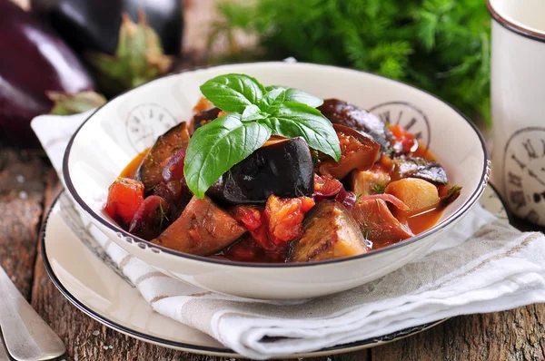 Kırmızı soğan, domates, dereotu ile patlıcan ihtiva eder. Rustik tarzı. — Stok fotoğraf