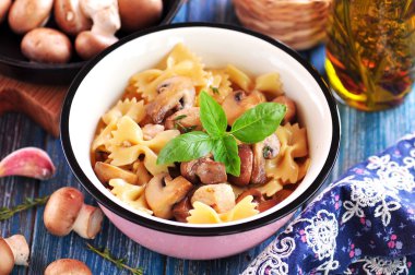 Tavuk göğsü, mantar, soğan, sarımsak ve kekik ile makarna farfalle.