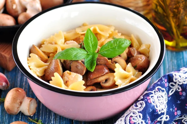 Farfalle de pasta con pechuga de pollo, champiñones, cebollas, ajo y tomillo . — Foto de Stock