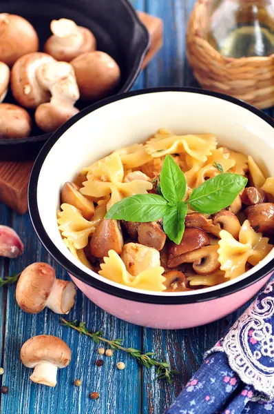 Farfalle de pasta con pechuga de pollo, champiñones, cebollas, ajo y tomillo . — Foto de Stock