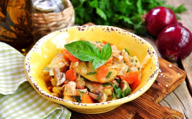 Patates, lahana, havuç, mantar ve soğan sebze güveç.