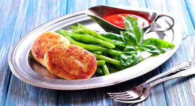 Lezzetli balık köftesi haşlanmış fasulye, domates sos ile