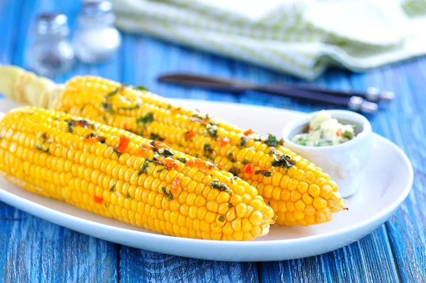 Corn baked in foil with butter, garlic, chili, coriander and sea salt. — Stock Photo, Image