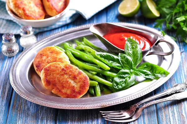 Deliciosos pasteles de pescado con judías verdes hervidas y salsa de tomate — Foto de Stock