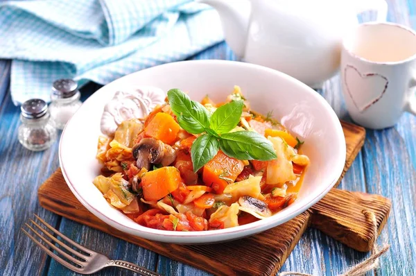 Kavrulmuş organik kabak, lahana, soğan, mantar, havuç, dereotu ve fesleğen.