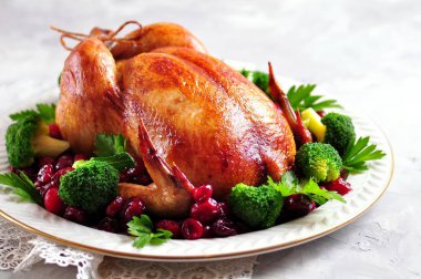 Fırında bütün tavuk kızılcık ve brokoli ile.