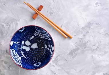 Japon porselen kase bir beton zemin üzerine.