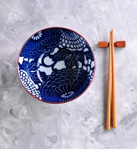 Japon porselen kase bir beton zemin üzerine.