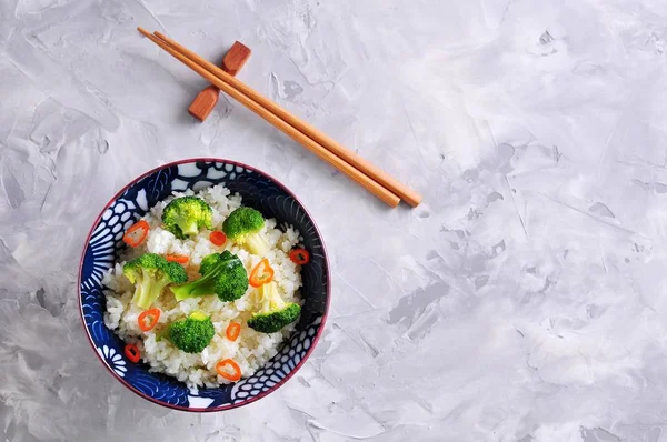 Haşlanmış pirinç ve Brokoli zeytinyağı ve biber ile. — Stok fotoğraf