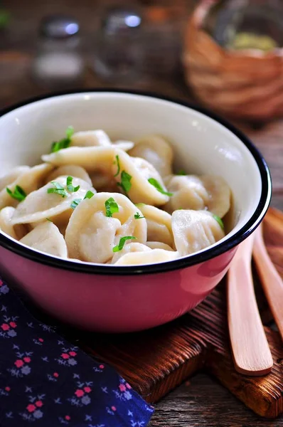 Zelfgemaakte dumplings met rundvlees, ui en peterselie. Rustieke stijl. — Stockfoto