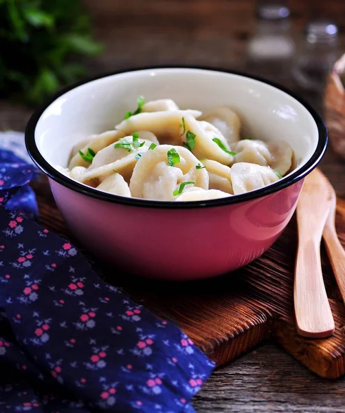 Gnocchi fatti in casa con manzo, cipolla e prezzemolo. Stile rustico . — Foto Stock