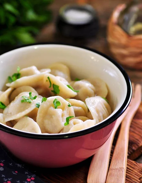 Gnocchi fatti in casa con manzo, cipolla e prezzemolo. Stile rustico . — Foto Stock