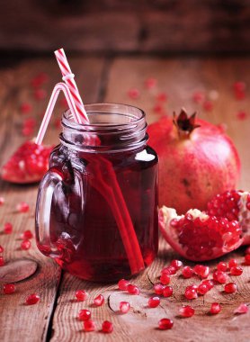 Eski ahşap arka plan üzerinde bir tencerede doğal nar suyu. Sağlıklı gıda.