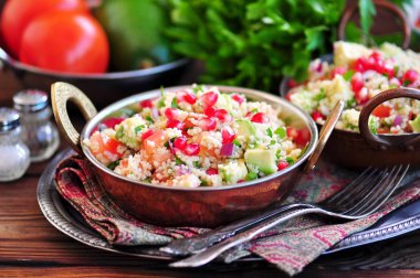 Kuskus, domates, avokado, kırmızı soğan, nar ve zeytinyağı ile sağlıklı salata. Doğu mutfağı.