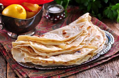 Eski ahşap zemin üzerine ev yapımı ekmek (pide, lavaş ekmek).