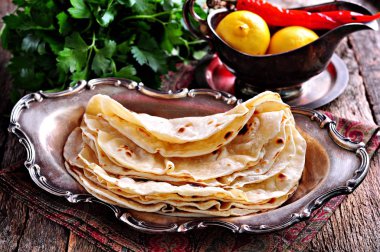 Eski ahşap zemin üzerine ev yapımı ekmek (pide, lavaş ekmek).