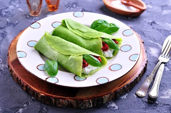 Panquecas de espinafre com queijo creme, tomates secos ao sol e manjericão . — Fotografia de Stock