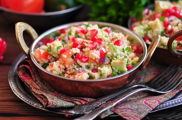 Υγιεινή σαλάτα με κους-κους, ντομάτα, αβοκάντο, κόκκινο κρεμμύδι, ρόδι και ελαιόλαδο. Ανατολίτικη κουζίνα. — Φωτογραφία Αρχείου