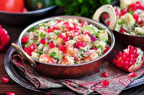 Salada saudável com cuscuz, tomate, abacate, cebola vermelha, romã e azeite. Cozinha oriental . — Fotografia de Stock