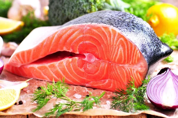 Raw дикого лосося з брокколі, лимон, часник, червоний лук, кріп, оливковою олією і Гімалайський сіль на старих дерев'яних фону. Здорове харчування. — стокове фото