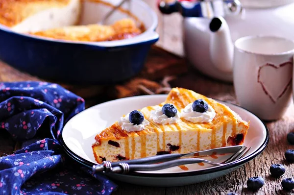 Cottage cheese casserole with couscous, dried cranberries, fresh organic blueberries and honey. — Stock Photo, Image