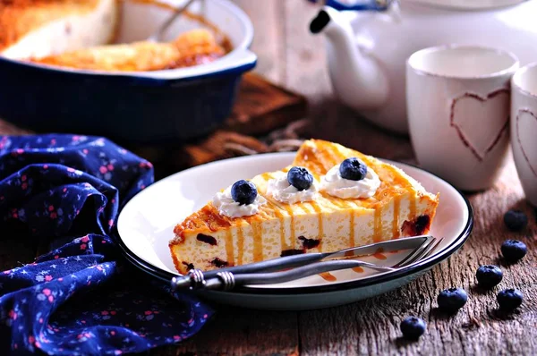 Quarkauflauf mit Couscous, getrockneten Preiselbeeren, frischen Bio-Blaubeeren und Honig. — Stockfoto