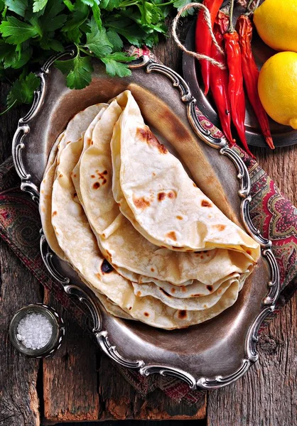 Pane fatto in casa (pita, pane lavash) su vecchio sfondo di legno . — Foto Stock