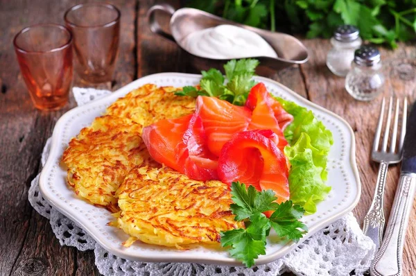 Salmón marinado en jugo de remolacha con tortitas de eneldo y patata . — Foto de Stock