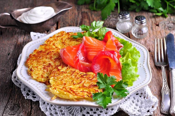 Salmone marinato in succo di barbabietola con frittelle di aneto e patate . — Foto Stock