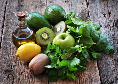 Taze kivi, avokado, elma, limon, Bebek ıspanak, maydanoz ve zeytinyağı. Sağlıklı beslenme.