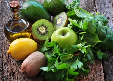 Taze kivi, avokado, elma, limon, Bebek ıspanak, maydanoz ve zeytinyağı. Sağlıklı beslenme.