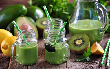 Taze kivi, avokado, elma, limon, yeşil smoothies bebek ıspanak ve maydanoz. Sağlıklı beslenme.