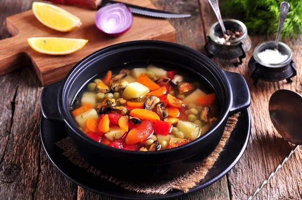 Рыбный суп с дикими мидиями, картошкой, морковью, помидорами, перцем и укропом . — стоковое фото
