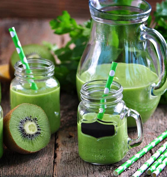 Зеленые коктейли из свежего киви, авокадо, яблоко, лимон, детский шпинат и петрушка. Здоровое питание . — стоковое фото
