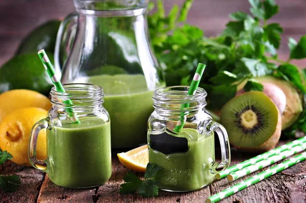 Groene smoothies van verse kiwi, avocado, appel, citroen, baby spinazie en peterselie. Gezond eten. — Stockfoto