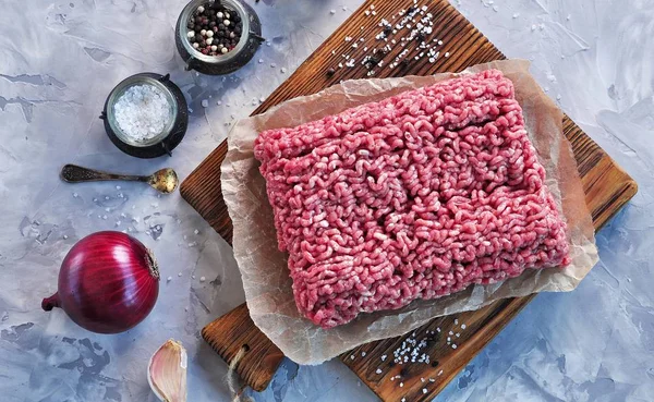 Rå köttfärs nötkött på en skärbräda. — Stockfoto