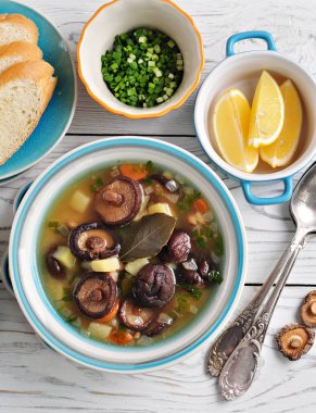 Kurutulmuş mantar shiitake ile patates, havuç ve irmik çorbası.