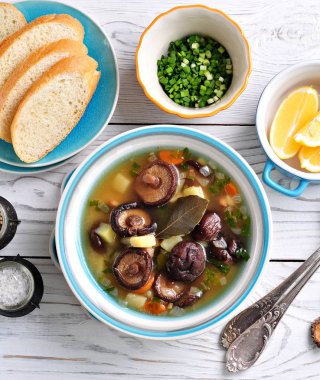 Kurutulmuş mantar shiitake ile patates, havuç ve irmik çorbası.