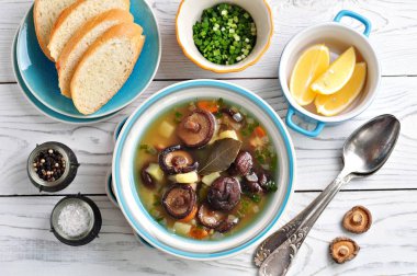 Kurutulmuş mantar shiitake ile patates, havuç ve irmik çorbası.