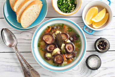 Kurutulmuş mantar shiitake ile patates, havuç ve irmik çorbası.