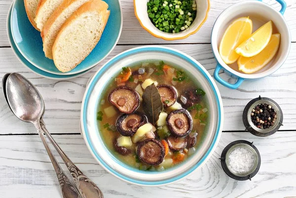 Kurutulmuş mantar shiitake ile patates, havuç ve irmik çorbası.