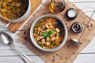 Çorba, mantar, Mısır unu, beyaz fasulye, havuç, soğan ve maydanoz.