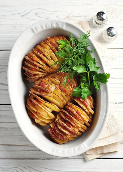 Запеченный картофель с беконом, розарином, тимьяном и оливковым маслом . — стоковое фото