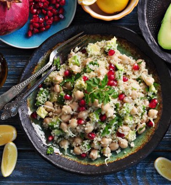 Kuskus, avokado, maydanoz, zeytinyağı ve nar ile Filiz nohut salatası