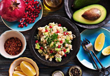 Kuskus, avokado, maydanoz, zeytinyağı ve nar ile Filiz nohut salatası