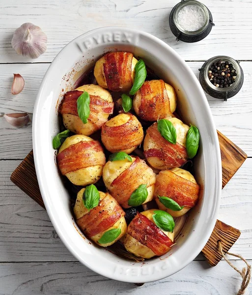 Pečené brambory se slaninou, rozmarýn, tymián a olivový olej. — Stock fotografie